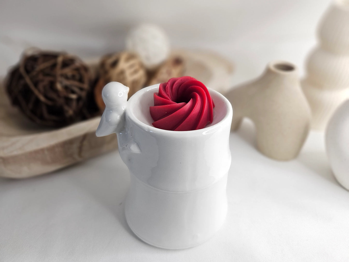 Fondant Parfumé Spirale Cerise Noire Explosive de La P'tite Mèche dans un brûle-parfum, en cire d'olive, libérant une senteur fruitée et explosive de cerise noire, disponibles sur www.laptitemeche.com