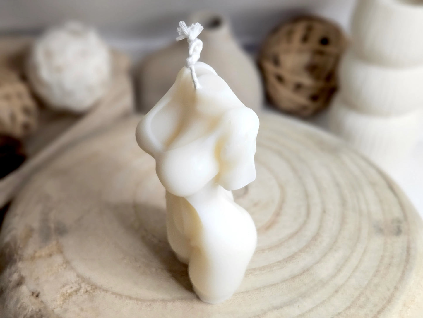 Bougie Aphrodite - Buste de Femme en Bougie Moulée, vue 3/4 haut, droit. Offrant quatre parfums raffinés — Ambre, Amor Mio, Fleur de Coton, et Vanille Gourmande — cette bougie sculptée en forme de buste féminin crée une atmosphère élégante et parfumée, idéale pour un intérieur apaisant et artistique. | La P'tite Mèche - Laptitemeche.com