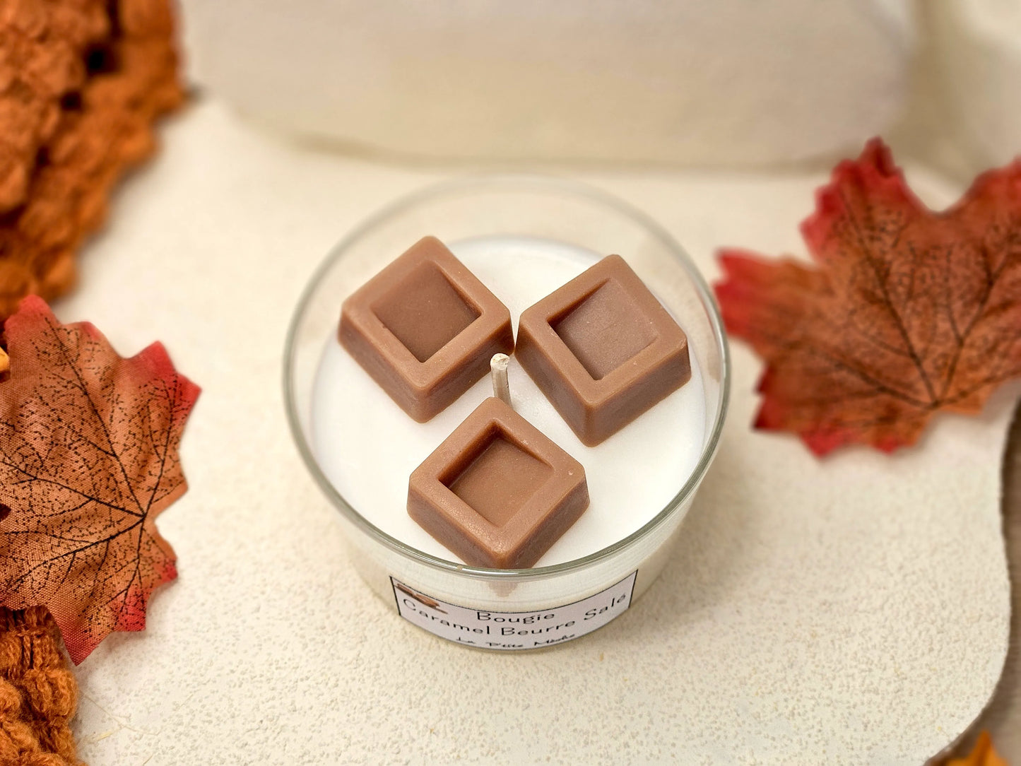 Bougie Caramel Beurre Salé vue du dessus – détails de la cire blanche et décorations gourmandes