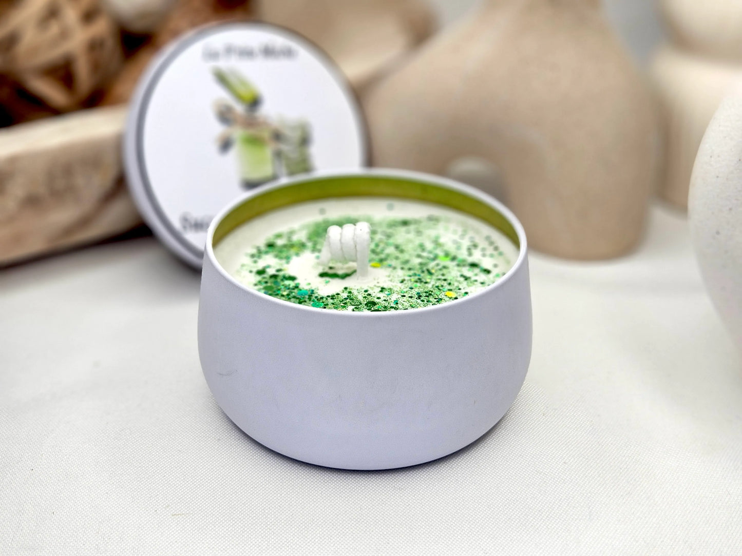 Bougie Classique - Bougie Artisanale Naturelle parfum Aloe Vera, vue 3/4 face. Un parfum doux et rafraîchissant d'aloé vera, idéal pour purifier l'air et créer une atmosphère apaisante et sereine. | La P'tite Mèche - Laptitemeche.com
