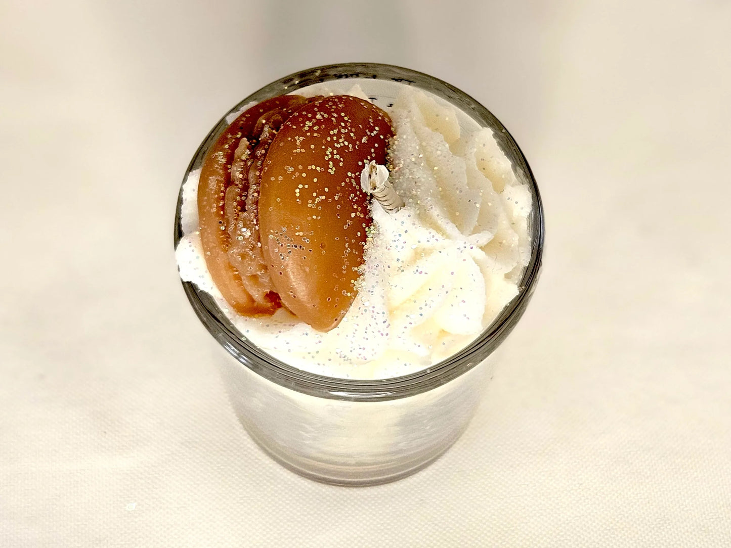 Bougie Gourmande - Bougie Chantilly - Bougie Artisanale Naturelle La P'tite Gourmande parfum Macaron Vanille vue du haut. Une fragrance sucrée et douce, rappelant l'élégance d'un macaron vanille fraîchement sorti du four. | Laptitemeche.com - La P'tite Mèche