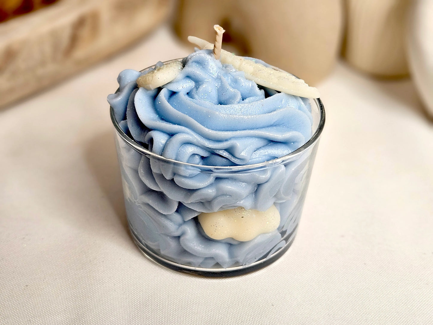 Bougie Gourmande - Bougie Chantilly - Bougie Artisanale Naturelle La Gourmande parfum Fleur de Coton vue 3/4 arrière. Parfum floral léger et agréable pour une ambiance apaisante. | Laptitemeche.com - La P'tite Mèche