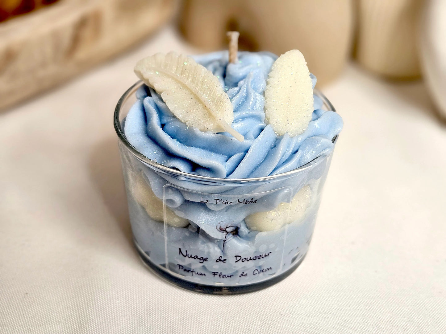Bougie Gourmande - Bougie Chantilly - Bougie Artisanale Naturelle La Gourmande parfum Fleur de Coton vue 3/4 face. Une fragrance douce et florale idéale pour la relaxation. | Laptitemeche.com - La P'tite Mèche
