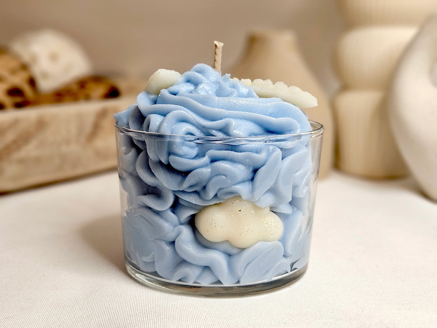 Bougie Gourmande - Bougie Chantilly - Bougie Artisanale Naturelle La Gourmande parfum Fleur de Coton vue de face arrière. Parfum floral et apaisant qui apporte sérénité et confort. | Laptitemeche.com - La P'tite Mèche