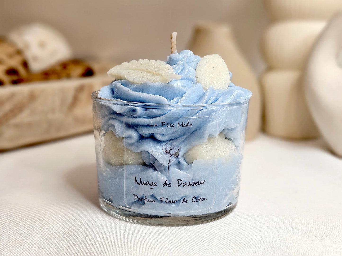 Bougie Gourmande - Bougie Chantilly - Bougie Artisanale Naturelle La Gourmande parfum Fleur de Coton vue de face. Fragrance douce et réconfortante pour une ambiance chaleureuse. | Laptitemeche.com - La P'tite Mèche