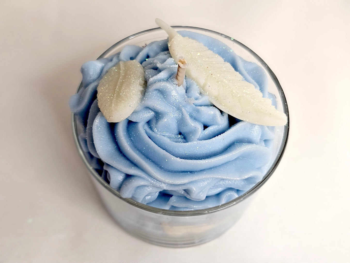 Bougie Gourmande - Bougie Chantilly - Bougie Artisanale Naturelle La Gourmande parfum Fleur de Coton vue de haut. Une fragrance douce et légère pour un intérieur zen et relaxant. | Laptitemeche.com - La P'tite Mèche
