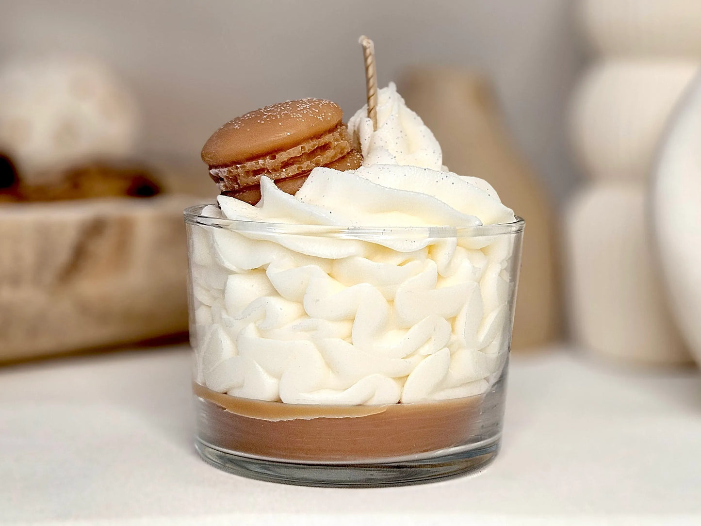 Bougie Gourmande - Bougie Chantilly - Bougie Artisanale Naturelle La Gourmande parfum Macaron Vanille vue de face arrière. Un parfum sucré et réconfortant qui apporte une touche de douceur à chaque pièce. | Laptitemeche.com - La P'tite Mèche
