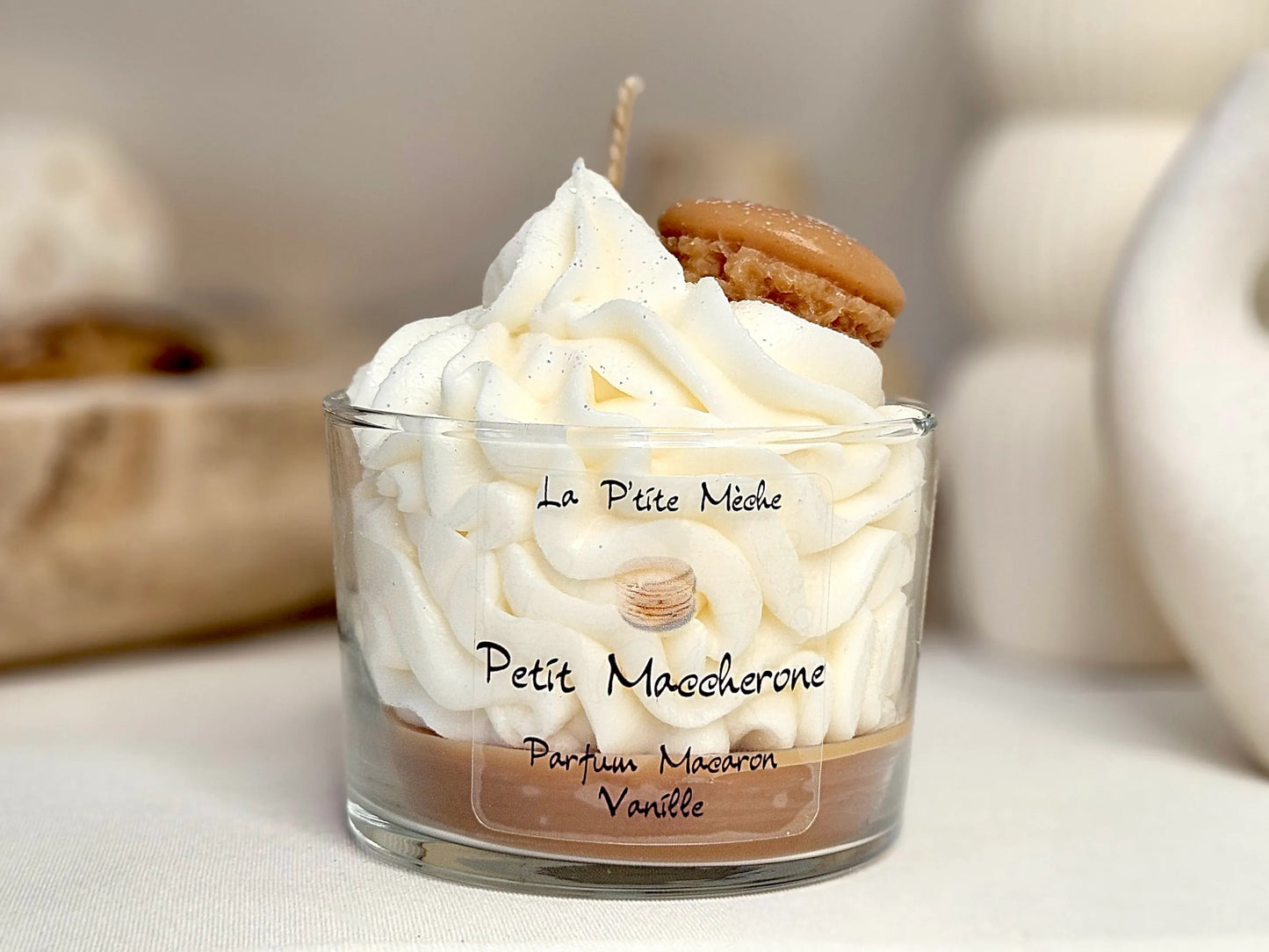 Bougie Gourmande - Bougie Chantilly - Bougie Artisanale Naturelle La Gourmande parfum Macaron Vanille vue de face. Une fragrance sucrée et élégante qui rappelle la douceur d'un macaron à la vanille. | Laptitemeche.com - La P'tite Mèche