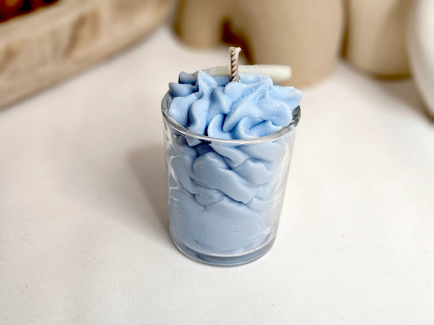 Bougie Gourmande - Bougie Chantilly - Bougie Artisanale Naturelle La P'tite Gourmande parfum Fleur de Coton vue 3/4 arrière. Parfum léger et agréable pour un intérieur apaisant. | Laptitemeche.com - La P'tite Mèche