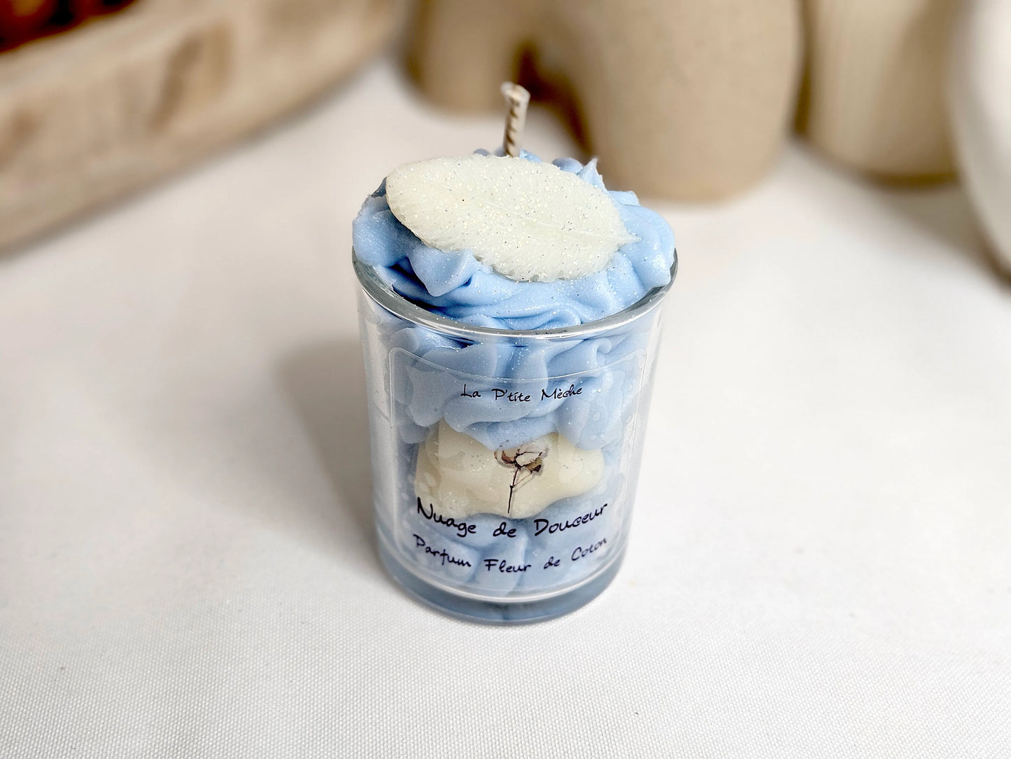 Bougie Gourmande - Bougie Chantilly - Bougie Artisanale Naturelle La P'tite Gourmande avec parfum Fleur de Coton vue 3/4 face. Une fragrance douce et florale pour une ambiance cocooning. | Laptitemeche.com - La P'tite Mèche