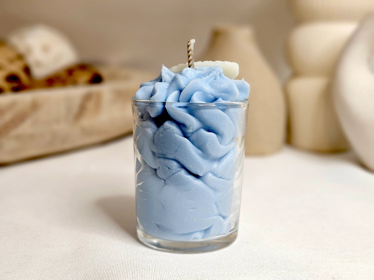 Bougie Gourmande - Bougie Chantilly - Bougie Artisanale Naturelle La P'tite Gourmande parfum Fleur de Coton vue de derrière. Un parfum apaisant qui crée une ambiance chaleureuse. | Laptitemeche.com - La P'tite Mèche