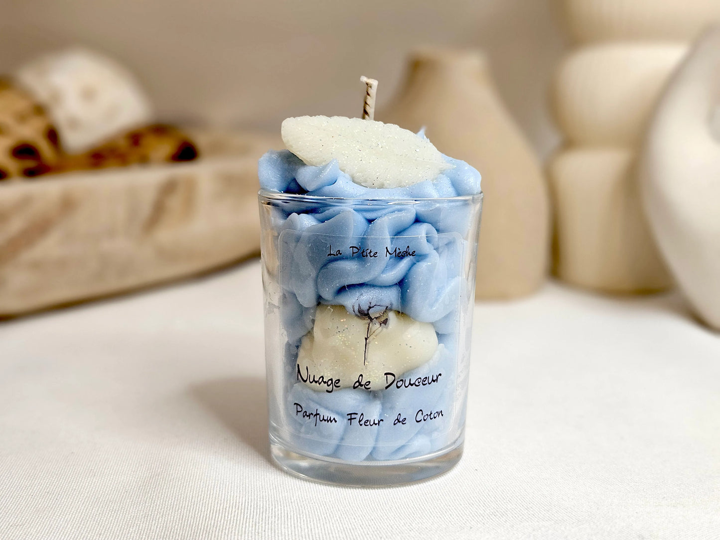 Bougie Gourmande - Bougie Chantilly - Bougie Artisanale Naturelle La P'tite Gourmande parfum Fleur de Coton vue de face. Fragrance douce pour une atmosphère sereine. | Laptitemeche.com - La P'tite Mèche