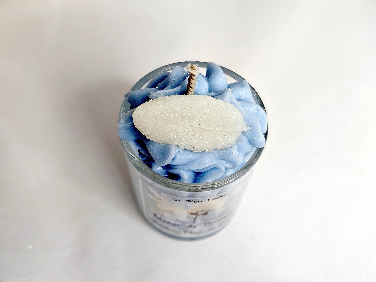 Bougie Gourmande - Bougie Chantilly - Bougie Artisanale Naturelle La P'tite Gourmande parfum Fleur de Coton vue du haut. Parfum doux et léger pour une ambiance apaisante et cocooning. | Laptitemeche.com - La P'tite Mèche