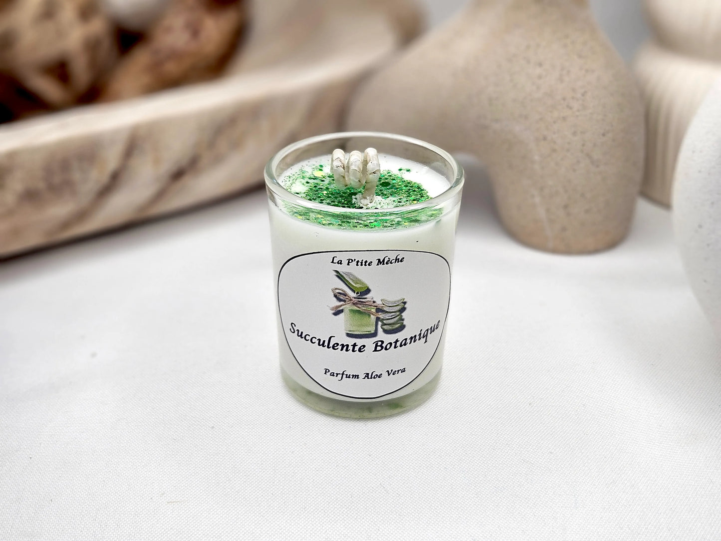 Bougie P'tite Classique - Bougie Artisanale Naturelle parfum Aloe Vera, vue 3/4 face. Une fragrance fraîche et apaisante, idéale pour apporter une touche de sérénité et de fraîcheur à votre intérieur. | Laptitemeche.com