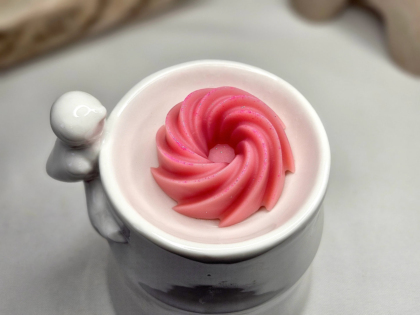 Vue du dessus du fondant parfumé Azalée du Japon – spirale florale faite main, parfum inspiré des jardins japonais