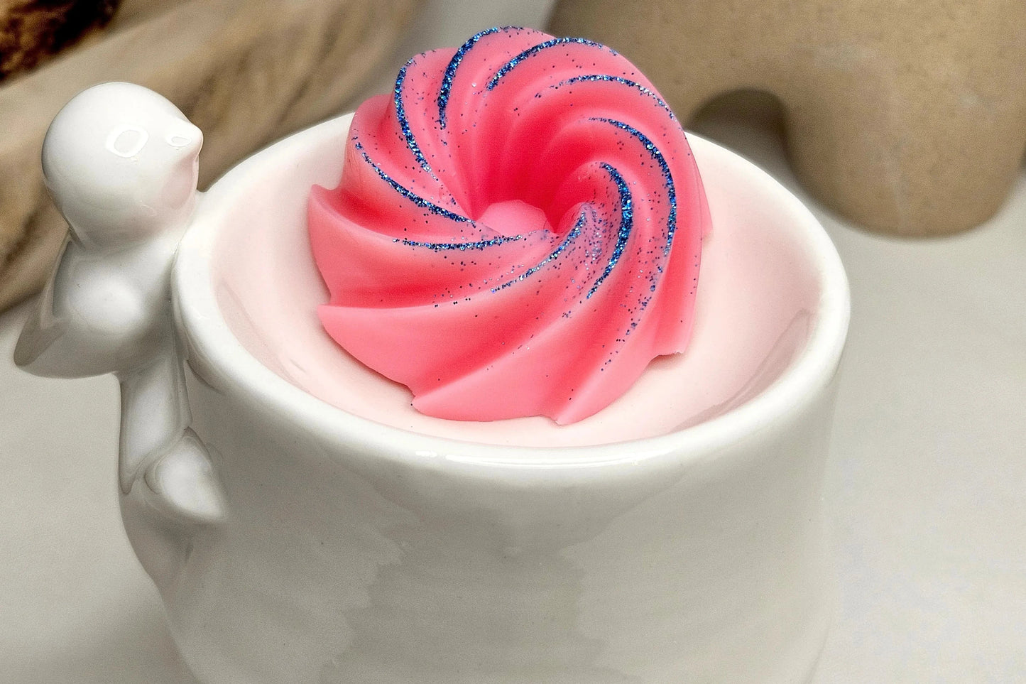 Vue du dessus du fondant parfumé Barbe à Papa – spirale fait main, cire naturelle, parfum gourmand et régressif