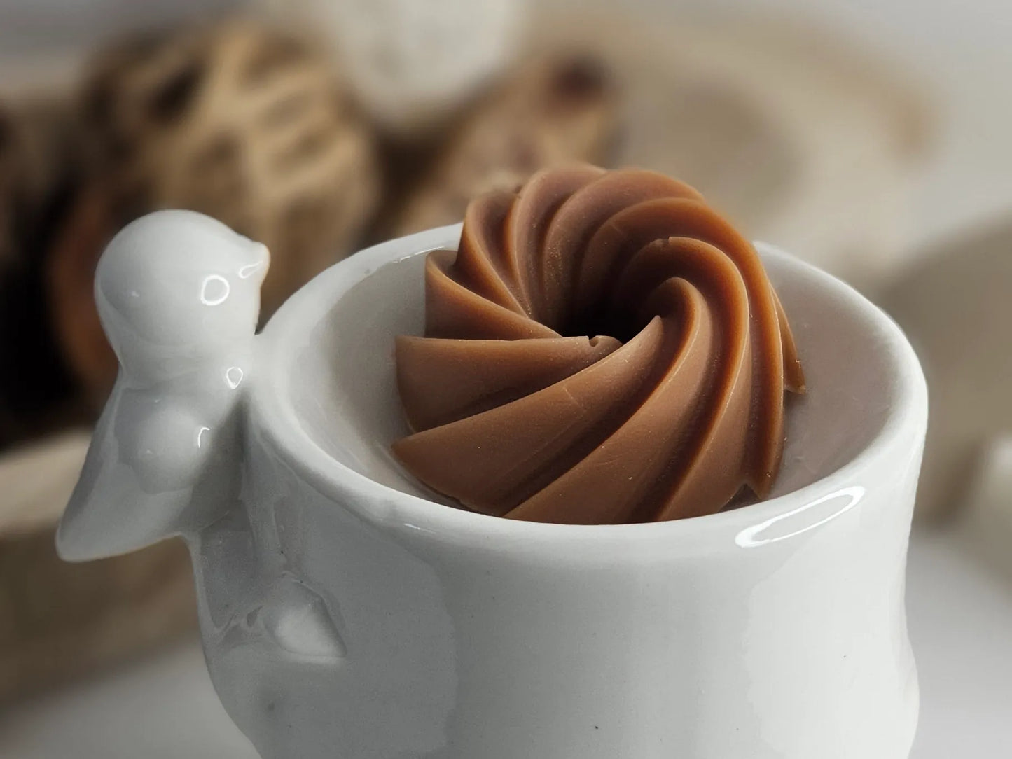 Vue du dessus du fondant parfumé Bois de Oud – spirale artisanale à la cire d’olive, parfum chaud et noble