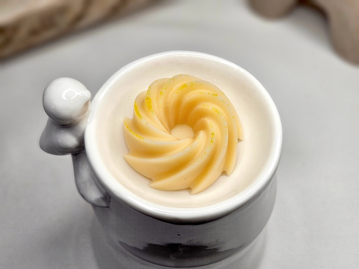 Vue du dessus du fondant parfumé Cachemire et Soie – spirale en cire végétale, parfum cocooning et raffiné