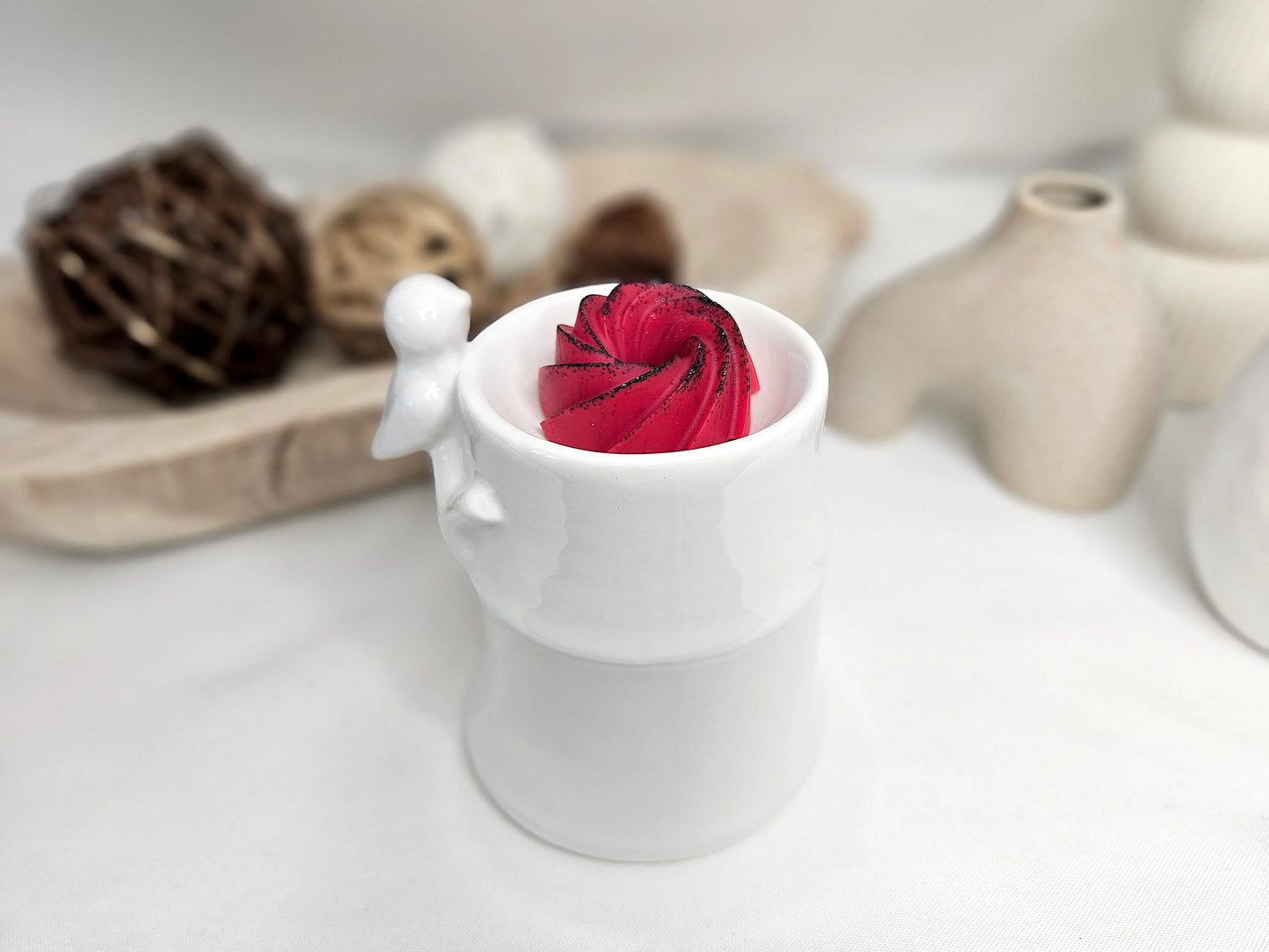 Fondant Parfumé Spirale Coquelicot de La P'tite Mèche dans un brûle-parfum, en cire d'olive, libérant une senteur douce et florale de coquelicot, disponibles sur www.laptitemeche.com