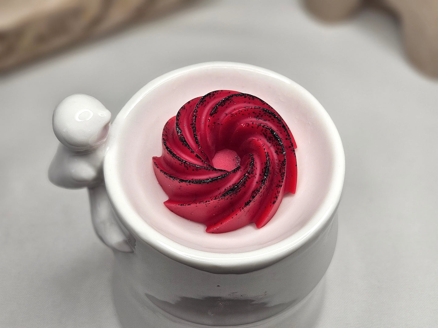 Fondant Parfumé Spirale Coquelicot de La P'tite Mèche dans un brûle-parfum, en cire d'olive, vue du dessus, avec une fragrance aérienne et florale de coquelicot, disponibles sur www.laptitemeche.com
