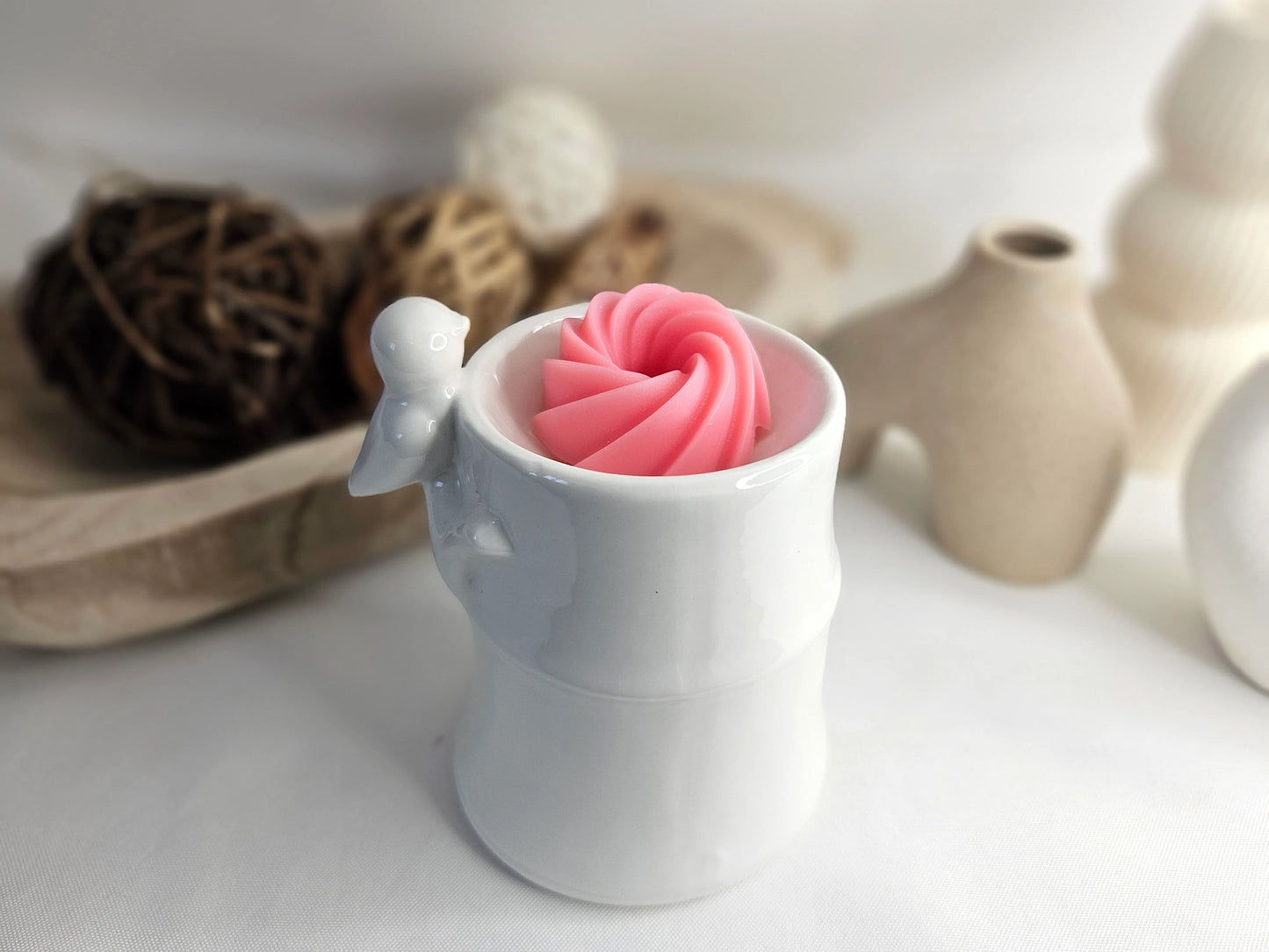 Fondant Parfumé Spirale Fleur de Cerisier de La P'tite Mèche dans un brûle-parfum, en cire d'olive, libérant une senteur florale délicate de fleurs de cerisier, disponibles sur www.laptitemeche.com