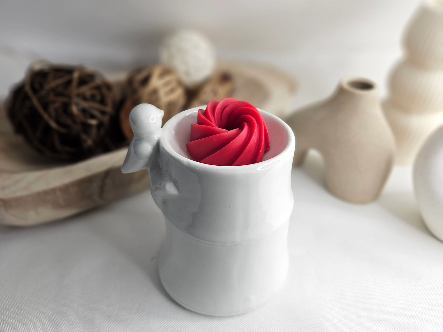 Fondant Parfumé Spirale Fraise des Bois de La P'tite Mèche dans un brûle-parfum, en cire d'olive, libérant une senteur sucrée et délicieuse de fraise des bois, disponibles sur www.laptitemeche.com