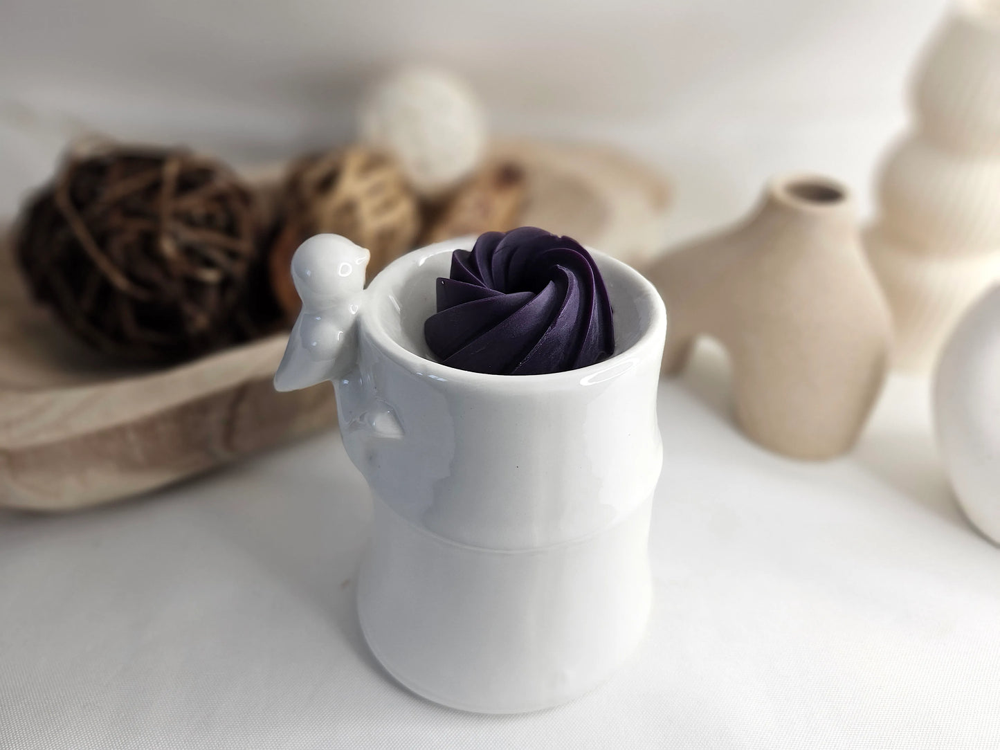 Fondant Parfumé Spirale Fruits Rouges de La P'tite Mèche dans un brûle-parfum, en cire d'olive, libérant une senteur sucrée et vibrante de fruits rouges, disponibles sur www.laptitemeche.com
