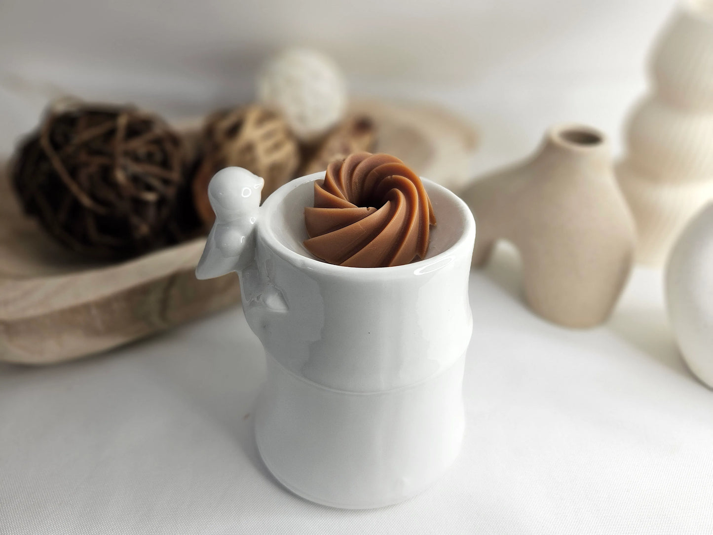 Fondant Parfumé Spirale Macaron Vanille de La P'tite Mèche dans un brûle-parfum, en cire d'olive, libérant une senteur sucrée et onctueuse de macaron à la vanille, disponibles sur www.laptitemeche.com