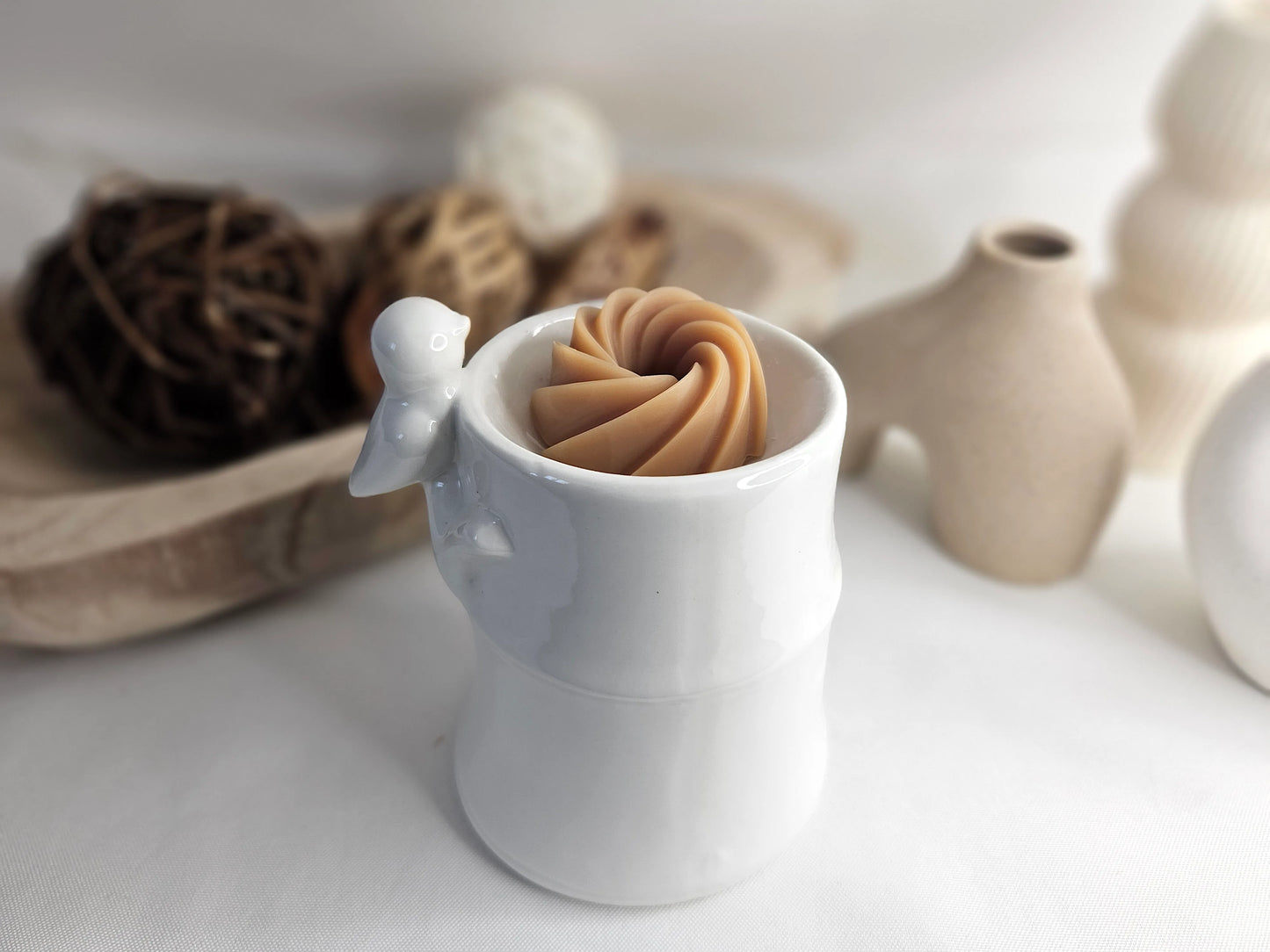 Fondant Parfumé Spirale Madeleine Gourmande de La P'tite Mèche dans un brûle-parfum, en cire d'olive, libérant une senteur sucrée et réconfortante de madeleine, disponibles sur www.laptitemeche.com
