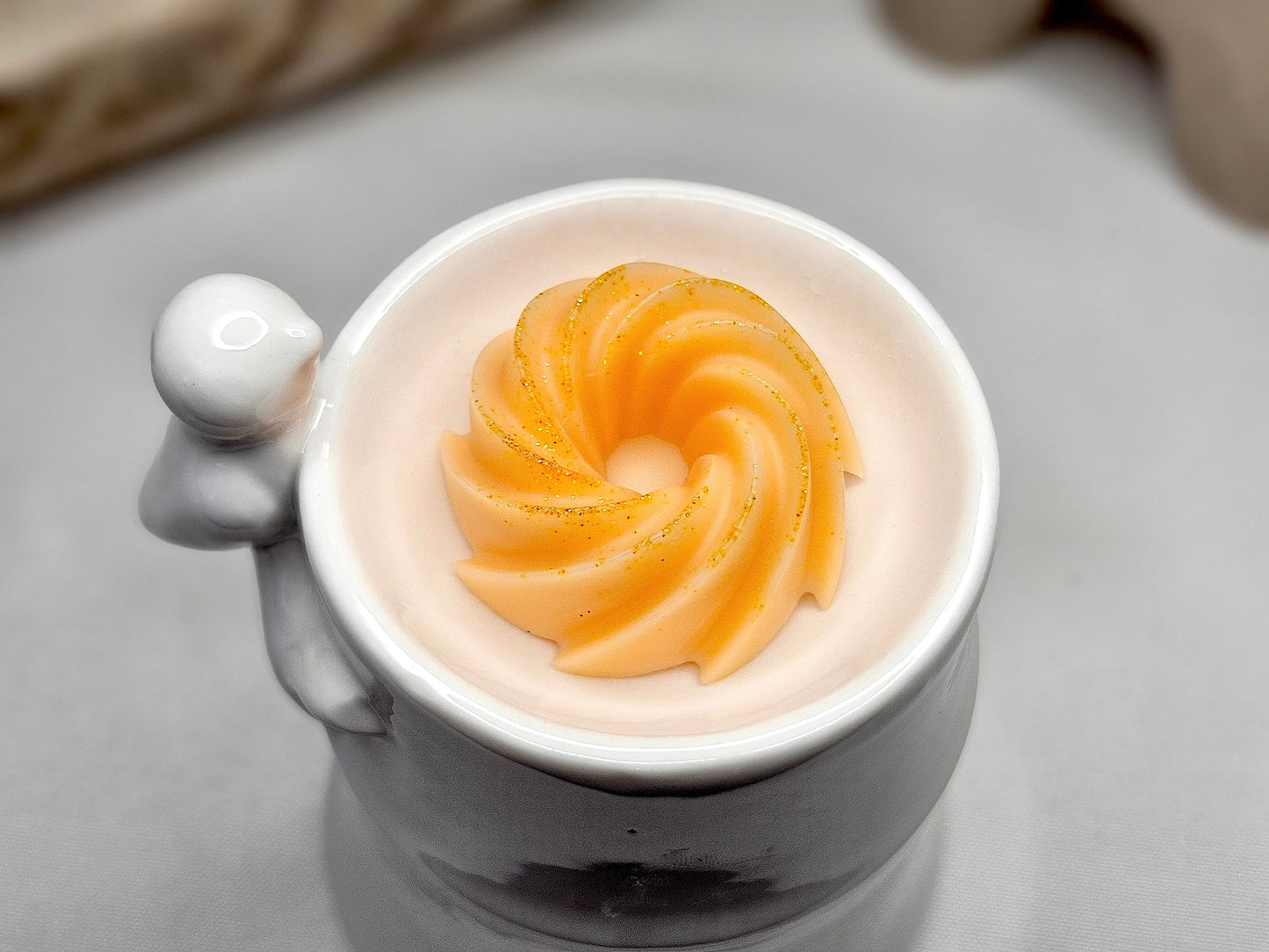 Fondant Parfumé Spirale Mirabelle de La P'tite Mèche dans un brûle-parfum, en cire d'olive, vue du dessus, avec une fragrance ensoleillée et sucrée de mirabelle, disponibles sur www.laptitemeche.com