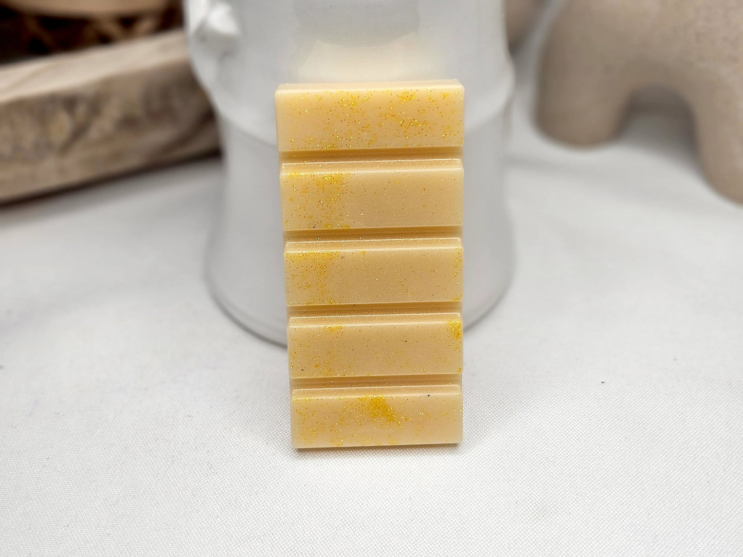 Fondant Parfumé Tablette Cachemire et Soie de La P'tite Mèche, en cire d'olive, offrant une senteur douce, luxueuse et soyeuse, disponibles sur www.laptitemeche.com