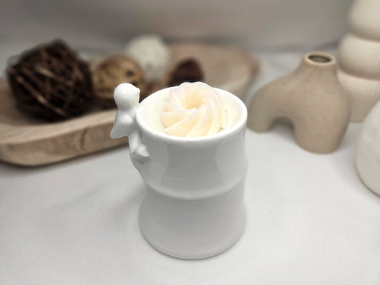 Fondant parfumé Amor Mio en spirale, vu de 3/4 dans un brûle-parfum – parfum fruité, fabrication artisanale, ambiance romantique
