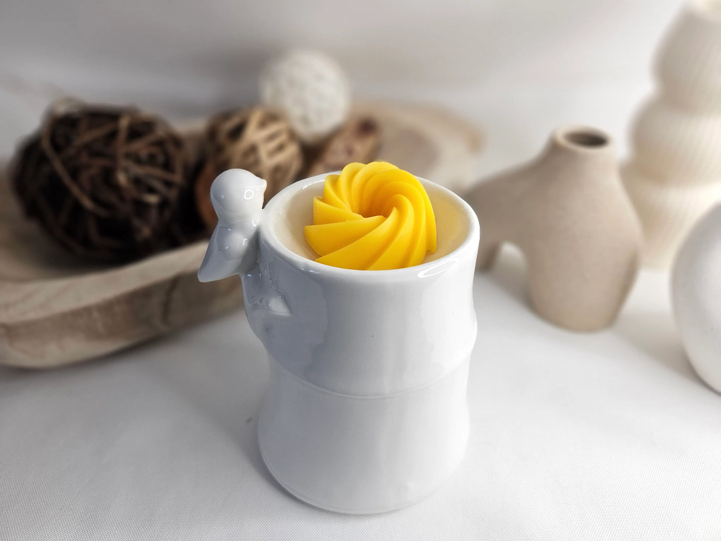 Fondant Parfumé Spirale Citron Meringué de La P'tite Mèche dans un brûle-parfum, en cire d'olive, libérant une senteur douce et citronnée, rappelant une tarte au citron meringuée, disponibles sur www.laptitemeche.com

