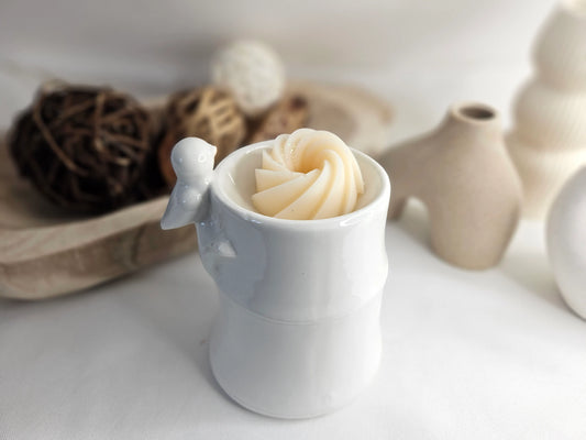 Fondant Parfumé Spirale Orchidée Blanche de La P'tite Mèche dans un brûle-parfum, en cire d'olive, libérant une senteur douce et élégante d'orchidée blanche, disponibles sur www.laptitemeche.com
