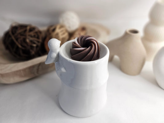 Fondant Parfumé Spirale Rocher Praliné de La P'tite Mèche dans un brûle-parfum, en cire d'olive, libérant une senteur sucrée et gourmande de chocolat praliné et noisette, disponibles sur www.laptitemeche.com
