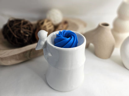 Fondant Parfumé Spirale de La P'tite Mèche dans un brûle-parfum, en cire d'olive, dégageant une fragrance florale douce et apaisante, rappelant la fraîcheur du linge propre, disponibles sur www.laptitemeche.com