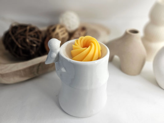 Fondant Parfumé Spirale Vanille de La P'tite Mèche dans un brûle-parfum, en cire d'olive, libérant une senteur gourmande et réconfortante de vanille, disponibles sur www.laptitemeche.com
