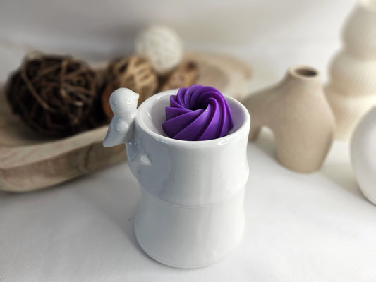 Fondant Parfumé Spirale Violette de La P'tite Mèche dans un brûle-parfum, en cire d'olive, libérant une senteur délicate et florale de violette, disponibles sur www.laptitemeche.com

