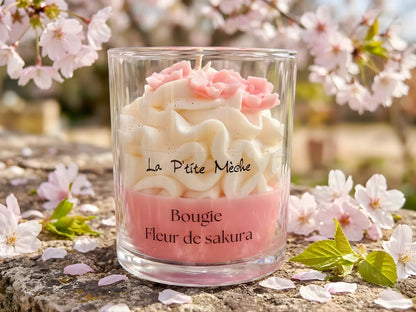 Moment bien-être avec la grande bougie Fleur de Sakura, diffusion intense et saine du parfum.