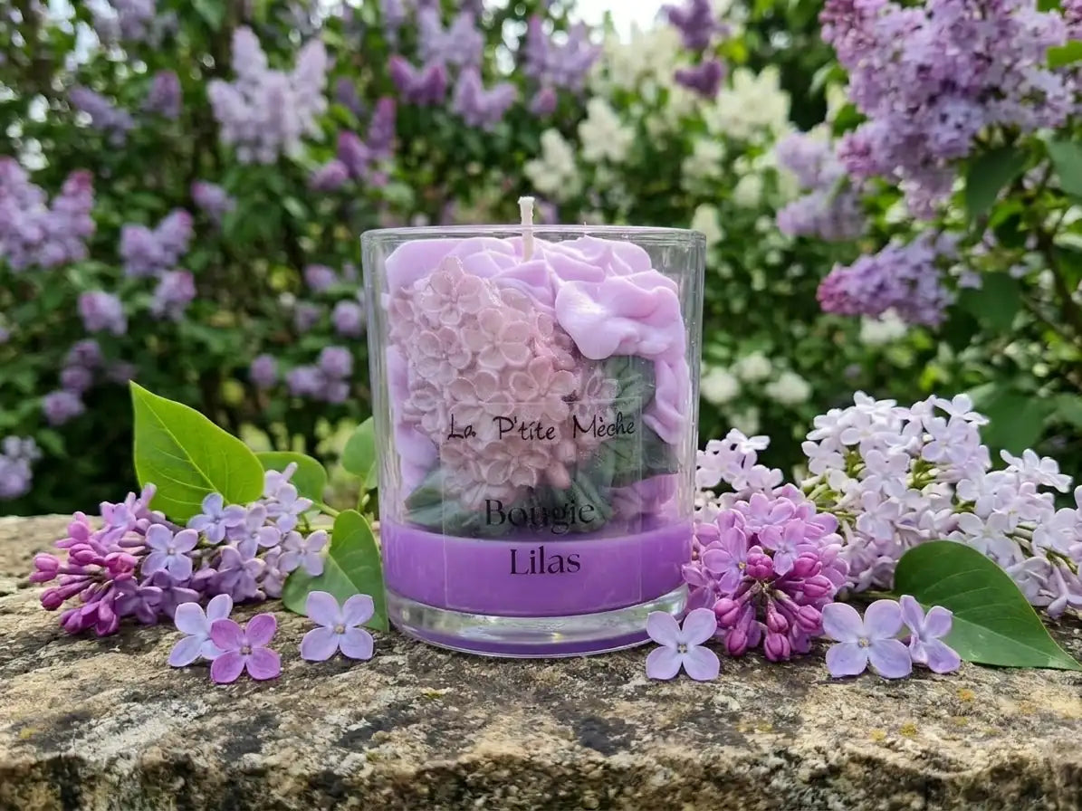 Mise en scène d'une bougie gourmande au Lilas pour une décoration d'intérieur zen.