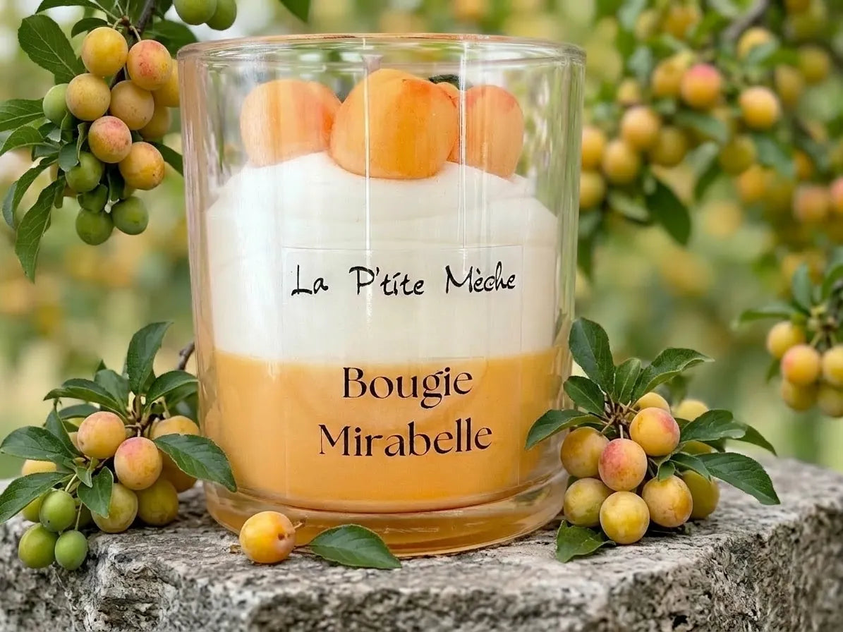 Mise en scène de la grande bougie Mirabelle 190g dans un décor ensoleillé.