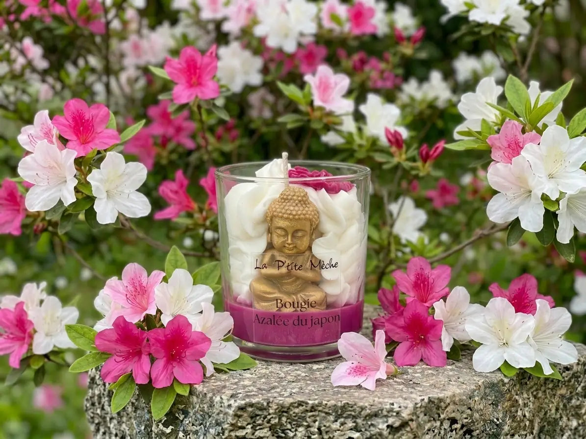 Mise en scène bien-être et yoga avec la bougie Bouddha, parfaite pour un intérieur relaxant et parfumé.