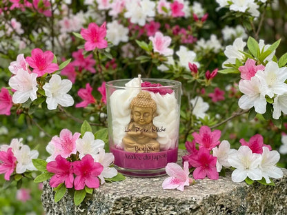 Mise en scène bien-être et yoga avec la bougie Bouddha, parfaite pour un intérieur relaxant et parfumé.