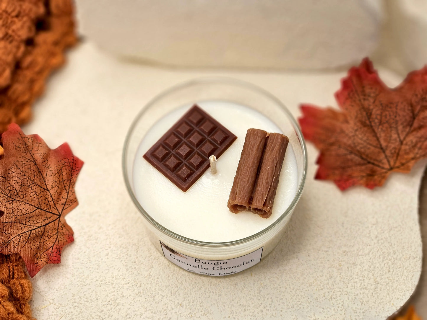 Bougie Cannelle Chocolat vue du dessus – détails de la cire blanche et décor gourmand chocolat et cannelle