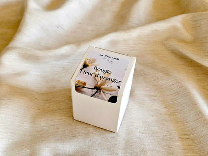 Packaging éco-responsable pour bougie 65g, boîte cadeau blanche avec étiquette Fleur d'Oranger.