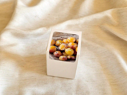 Boîte d'emballage blanche pour petite bougie 65g avec étiquette illustrée de mirabelles juteuses.