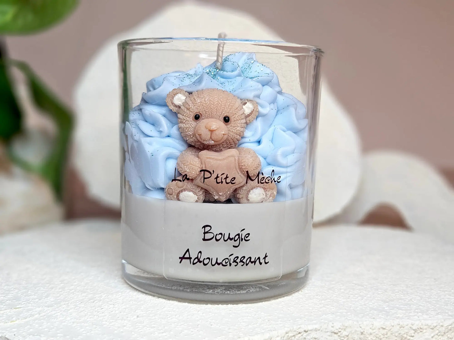 Grande bougie gourmande 190g parfum Adoucissant, vue de face avec étiquette, dôme de cire fouettée bleue et décor nounours fait main.