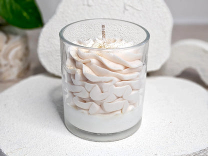 Vue arrière de la bougie Ambre montrant la texture onctueuse de la chantilly de cire et le contenant en verre élégant.