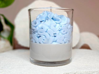 Vue arrière de la bougie Adoucissant 190g, montrant le fini impeccable de la cire de soja blanche et la texture généreuse de la chantilly.