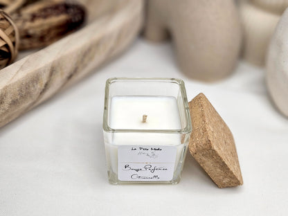 Bougie parfumée artisanale à la citronnelle dans un pot en verre carré avec bouchon en liège naturel.